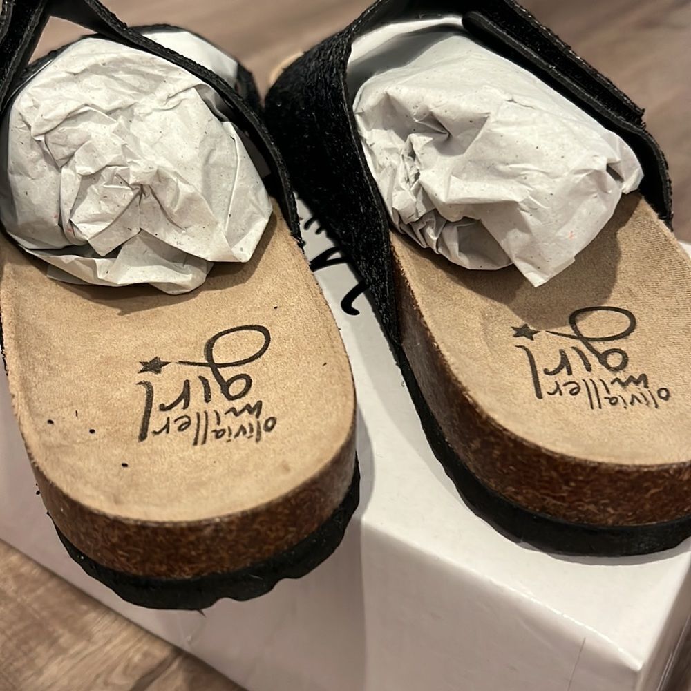 Sparkly Sandal 🩴 - Picture 5 of 5